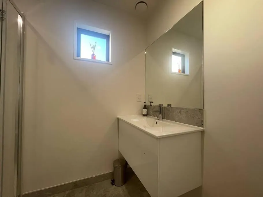 Apartment New And Serene Two Bedroom Townhouse Close To Cbd Christchurch