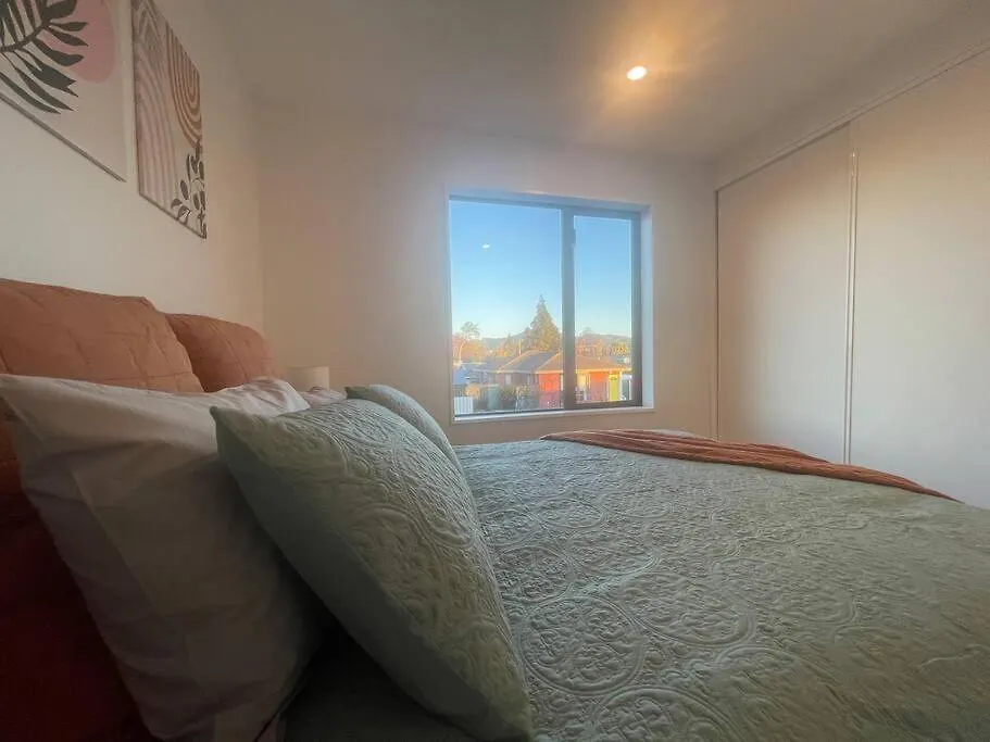 New And Serene Two Bedroom Townhouse Close To Cbd Christchurch 0*,