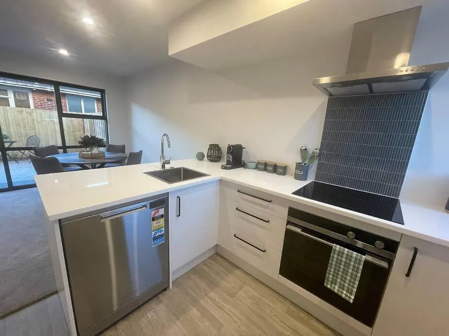 New And Serene Two Bedroom Townhouse Close To Cbd Christchurch