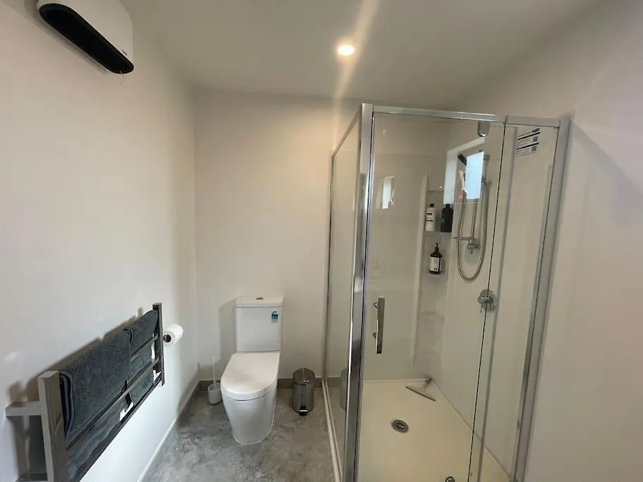 New And Serene Two Bedroom Townhouse Close To Cbd Christchurch Apartment