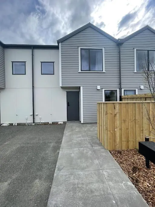 New And Serene Two Bedroom Townhouse Close To Cbd Christchurch Apartment