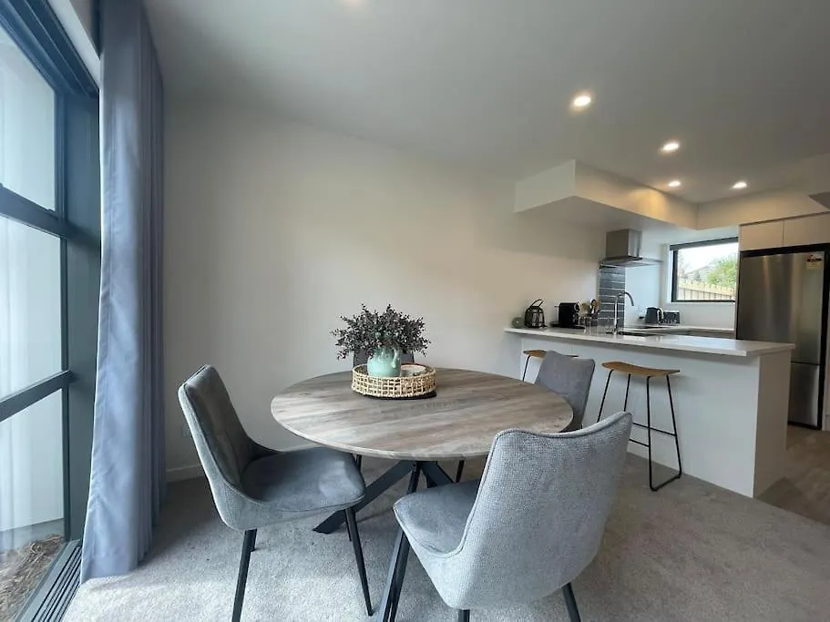 New And Serene Two Bedroom Townhouse Close To Cbd Christchurch Daire